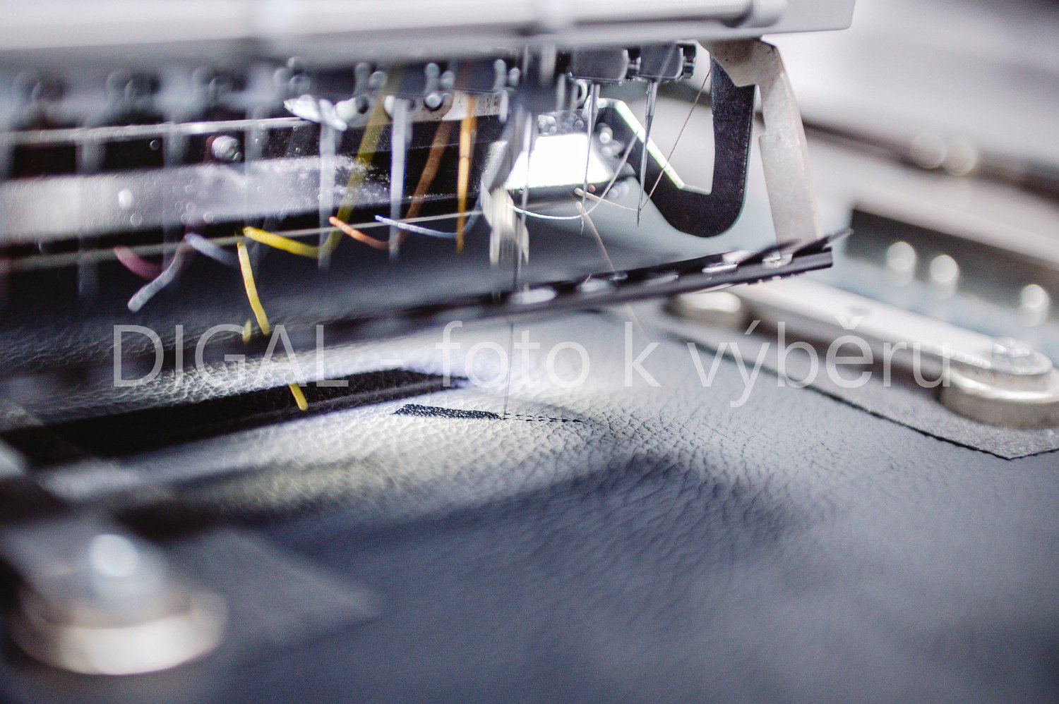 Nahaufnahme präziser Stickarbeit auf Leder