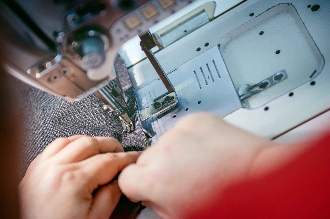 Präzise Näharbeiten an industrieller Nähmaschine